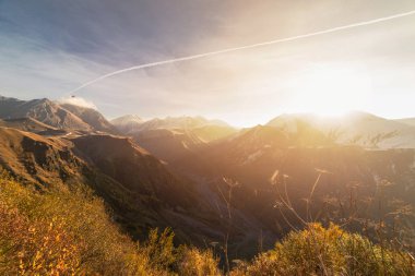 Sihirli doğa ve manzara, görkemli dağlar ve yamaçları üzerinde gündoğumu