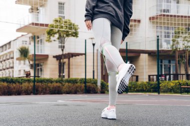 ince genç kız kasları eğitim için bacaklarını sallıyor, yarışmalar için hazırlar