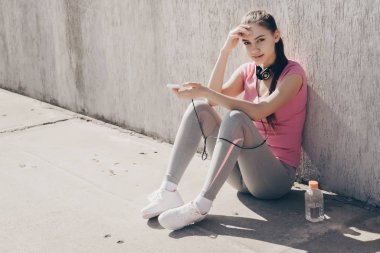 gücü geri yere açık havada eğitimden sonra oturan genç atletik kız