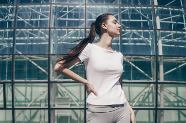 güzel atletik kız güç ve enerji eğitim açık havada güneş önce kazanıyor