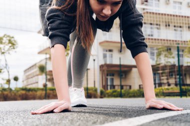 bir spor zemin aktif genç kız trende yol açar, sağlıklı bir yaşam tarzı