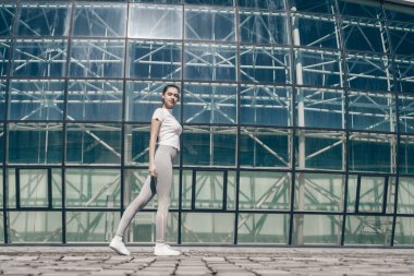 Güzel ince kız açık havada egzersiz isteyen güzel bir rakam