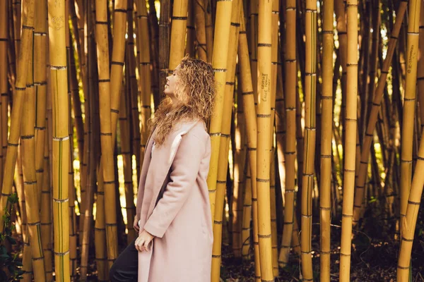 kıvırcık şık kız moda pembe ceket bambu ağaçları Bahar park karşı poz