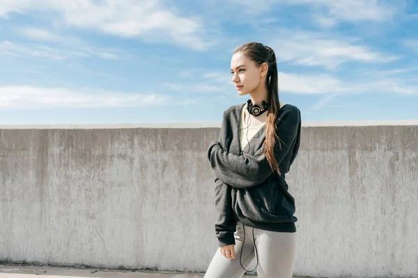 Snygg ung självsäker tjej poserar utomhus efter träning, älskar sport — Stockfoto