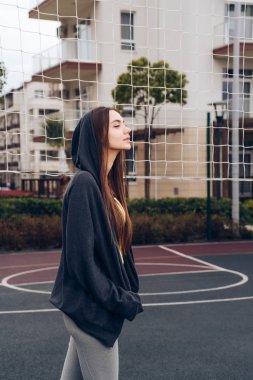 ince bir genç kız güç ve enerji önce zor bir eğitim alır bir açık spor alanı