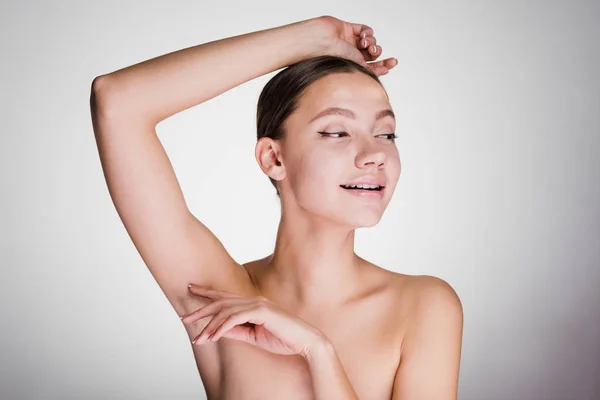 Beautiful young girl after shower demonstrates her armpits without hair — Stockfoto