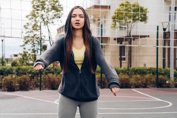 Мотивированная уверенная девушка тренируется на открытой спортивной площадке, ведет здоровый образ жизни — стоковое фото