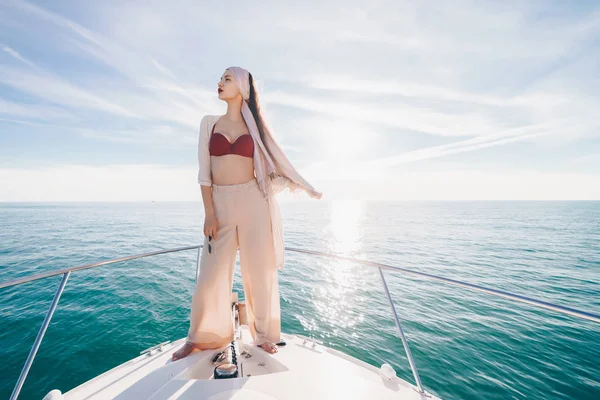 Luxus gazdag lány nyári elegáns ruhákat pózol a vele fehér jacht — Stock Fotó