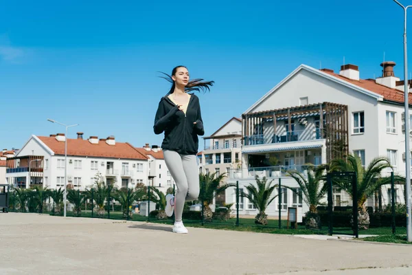 Спортивна активна дівчина біжить швидко вранці, хоче схуднути — стокове фото