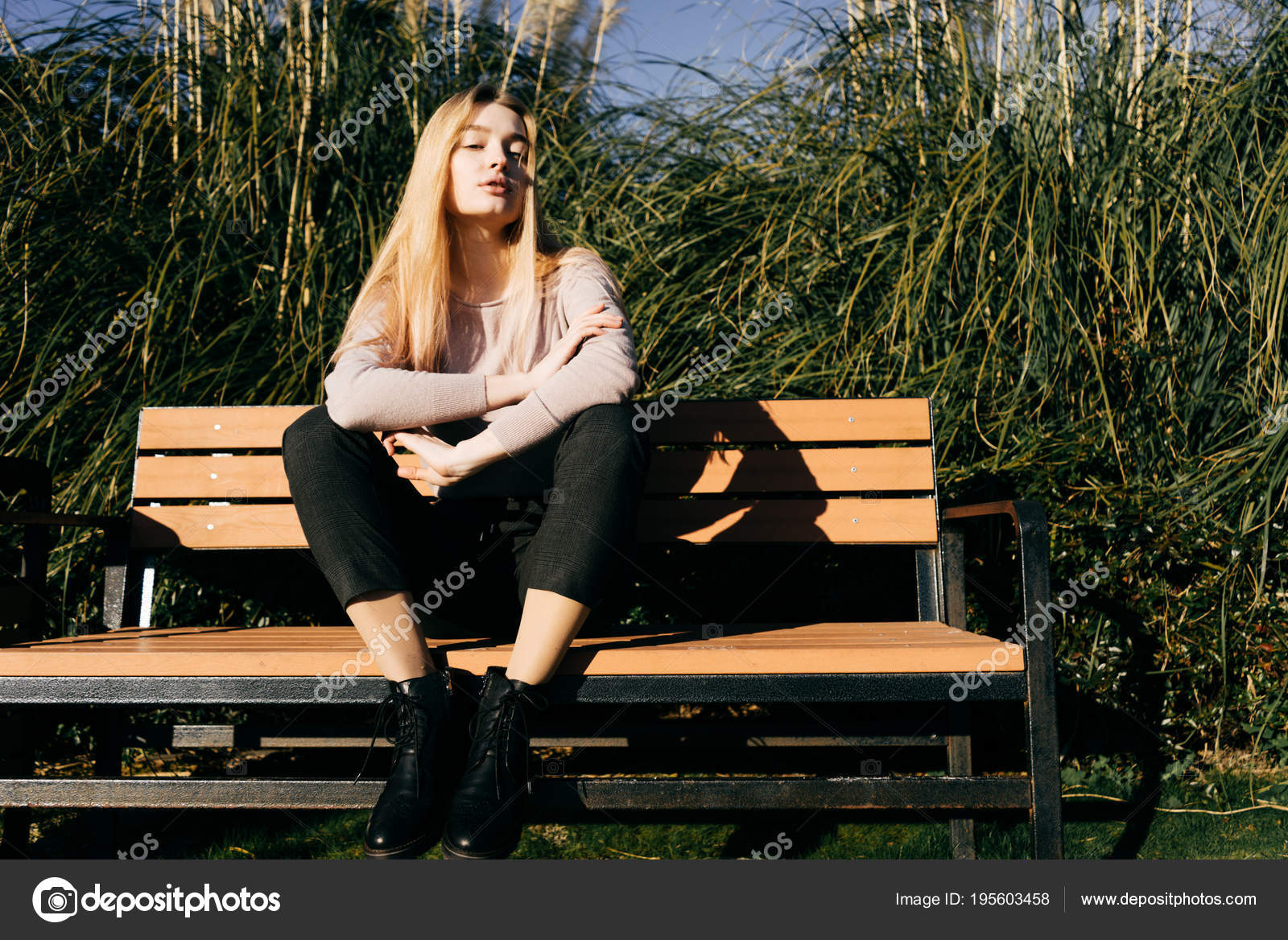 Never look down , unless you are posing for a picture #photoshoot  #photography #bench #gra… | Model poses photography, Portrait photography  poses, Girl photo shoots