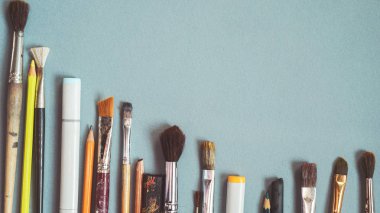 mavi bir tabloda farklı boyutlarda, sanat sanatsal fırçaların çoğu