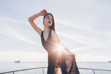 Karayip Denizi yelken lüks zengin kadın güneş, onun beyaz yatta poz