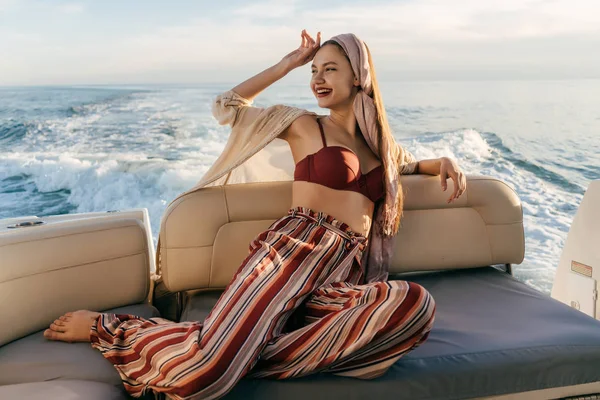 Egy fényűző, elegáns lány ellazítja egy jachton, ment a tengeri út, nevetés — Stock Fotó