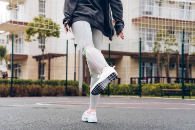 bir açık spor alanı, güçlü genç kız trende gerçekleştirir egzersizleri