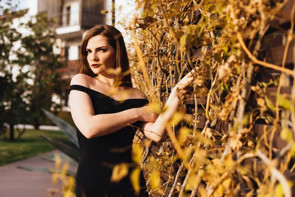 Attractive rich woman walking around her garden posing in the sun — Stock Photo, Image