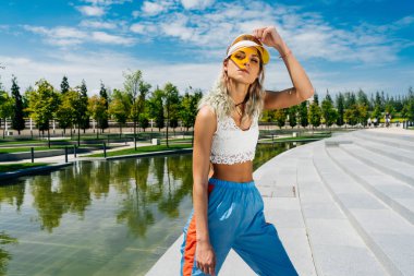 Güzel bir parkın merdivenlerinde durgun bir kadın.