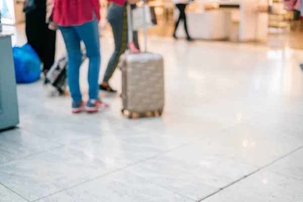 Airport, people pulling suitcases, blurry — Stock Photo, Image