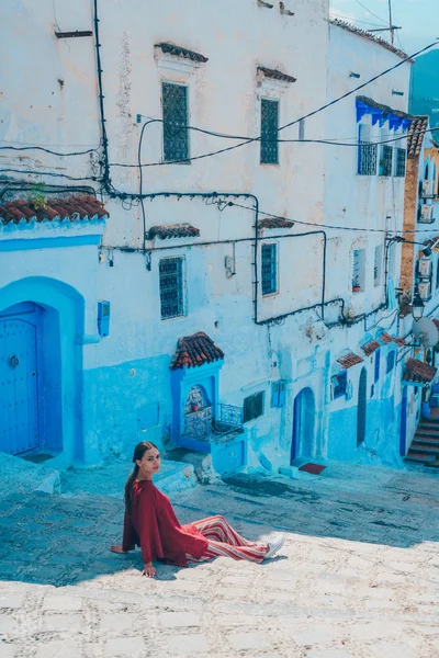 Chica sentada en el sutpen de la ciudad azul de morocco — Foto de Stock