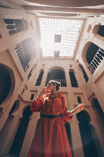 Toerist in de oude kathedraal van Marokko staan in het centrum en een vinger naar haar lippen — Stockfoto