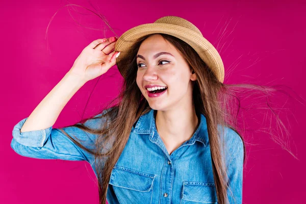 Fondo rosa. la chica se ríe alegremente, abriendo la boca y curiosamente entrecerrando los ojos en su cabeza — Foto de Stock