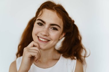 Gülümseyen liseli kız çenesine yapışmış. ışık arkaplanı