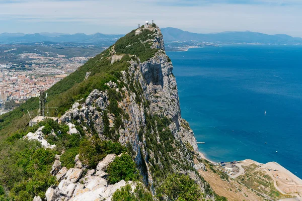 Hermoso paisaje. Vista superior de una roca que entra en el océano — Foto de Stock