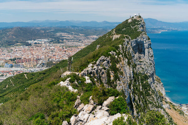 красивый пейзаж, скала с зеленью и под океаном
