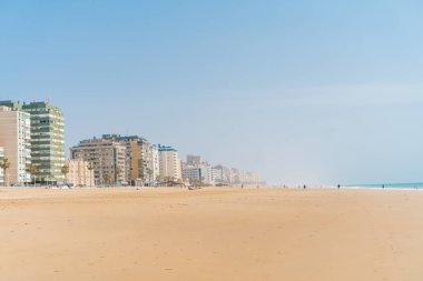 Manzara terk edilmiş kumlu sahil binalar ve okyanus