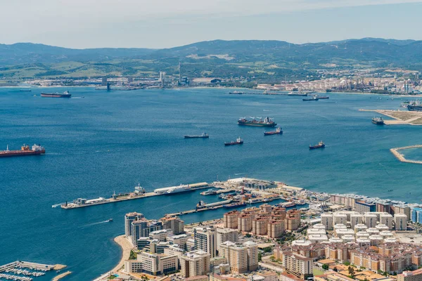 Vista superior de la bahía del océano con barcos, edificios costeros y montañas en la distancia. Gibraltar — Foto de Stock