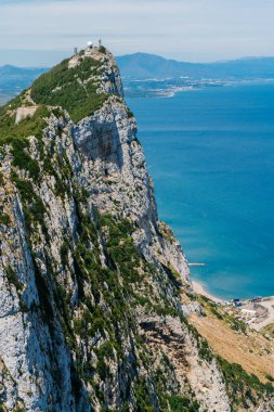 Manzara uzakta okyanus, ön planda bir uçurum
