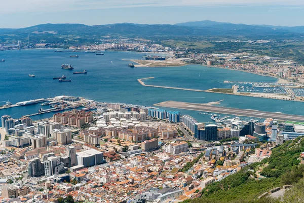 Gibraltarscenery. Gran vista de la bahía desde arriba. océano, barcos y parte de la ciudad — Foto de Stock