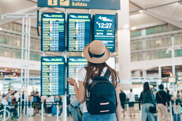 At the airport the girl looks at the scoreboard — Stock Photo, Image