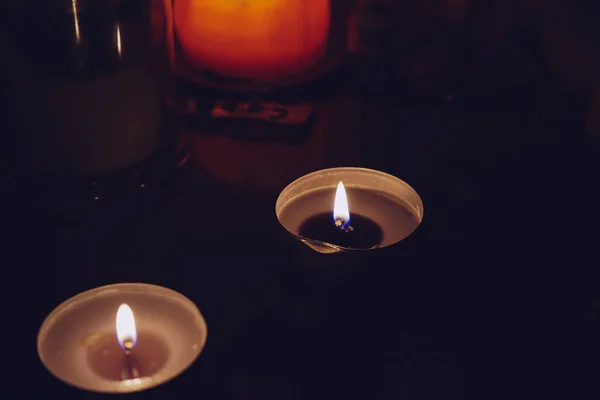 Палаючі свічки на темному фоні грають у полум'ї — стокове фото