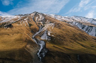 Manzara. Dağ geçidinde kumla kaplı muhteşem dağ manzarası karla kaplı.