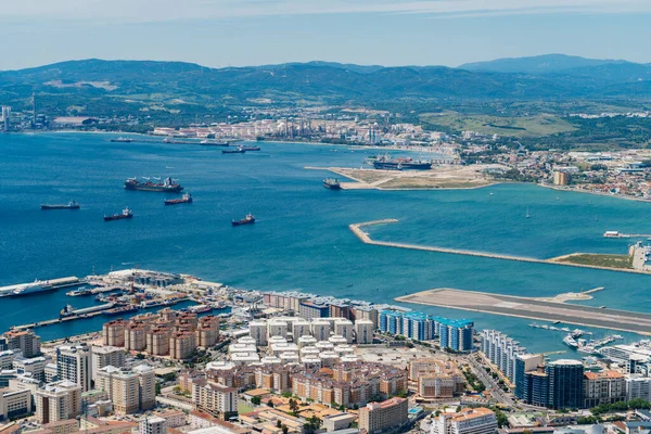 Vista del Gibltar desde el acantilado. vista del puerto marítimo y de los buques desde arriba — Foto de Stock