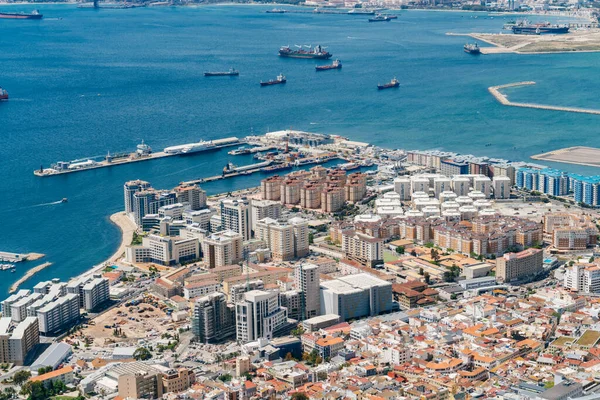 Paisaje, vista aérea sobre gibraaltar línea costera con edificios y una bahía con barcos — Foto de Stock