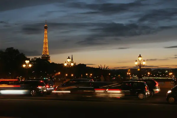 La Torre Eiffel, vista nocturna desde Pont Alexandre lll, en París, Francia. La torre está iluminada por la noche por 20.000 luces . — Foto de Stock