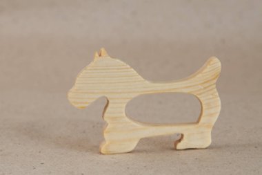 Ahşap el yapımı oyuncak bir hayvan (köpek) ile belirgin bir ahşap doku şeklinde bir kemirgen (için bebeklerde diş çıkarma) olduğunu