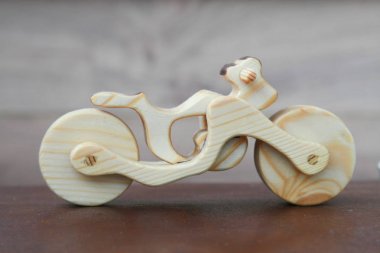 Ahşap oyuncak (motosiklet), belirgin bir ağaç yapısı ile el yapımı