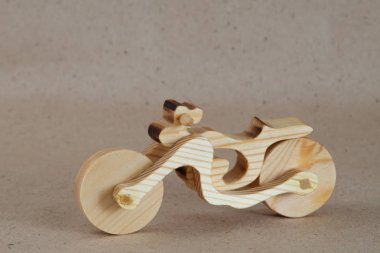 Ahşap oyuncak (motosiklet), belirgin bir ağaç yapısı ile el yapımı