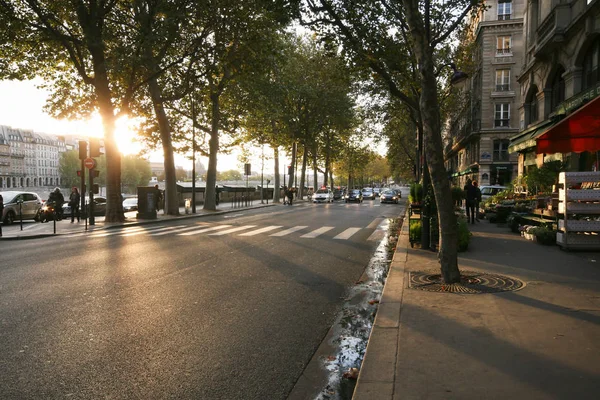 Typisk Parisisk Gatan Hösten Kajen Seinen Solnedgång Gångväg Fruktaffär Bilen — Stockfoto