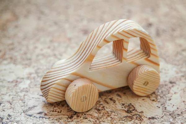 Brinquedo Madeira Carro Feito Mão Com Uma Estrutura Madeira Pronunciada — Fotografia de Stock