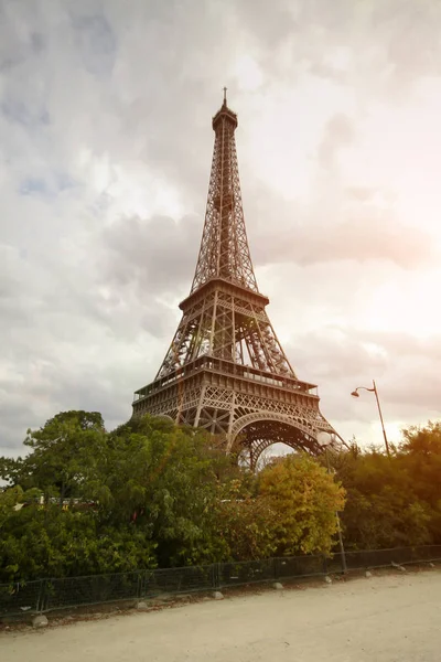 Vista Diurna Dal Basso Della Torre Eiffel Tramonto Cespugli Verdi — Foto Stock