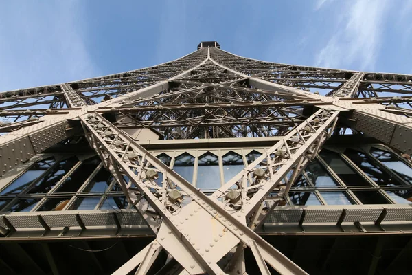 Vista Dal Basso Della Torre Eiffel — Foto Stock