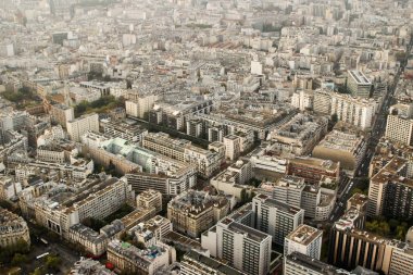 Avrupa şehri (Paris) sayısı üst, kahverengi çatılar, evler, mahalleler