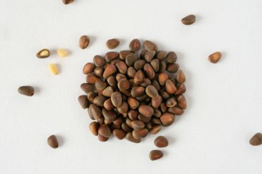 hill, beyaz arka plan soyulmamış çam fıstığı kaplı