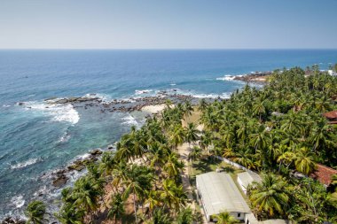 Yukarıdan okyanus, sörf, avuç içi, kayrak çatı taş kıyıya görüntülemek