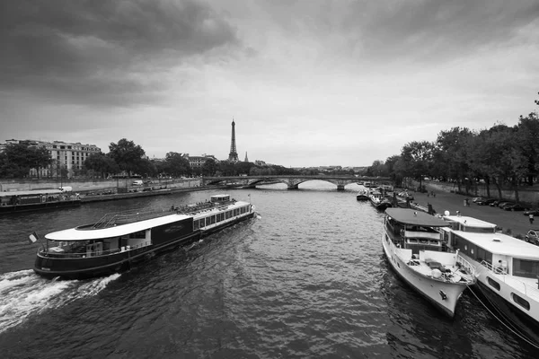 Zwart Wit Uitzicht Rivier Met Drijvend Het Waterbus — Stockfoto