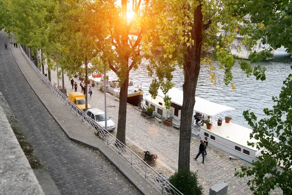 Een Typisch Parijse Straat Dijk Van Rivier Seine Avond Zonsondergang — Stockfoto