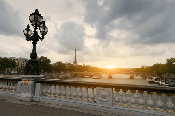 Vaporetto Fiume Una Città Europea Torre Eiffel Sullo Sfondo Tramonto — Foto Stock